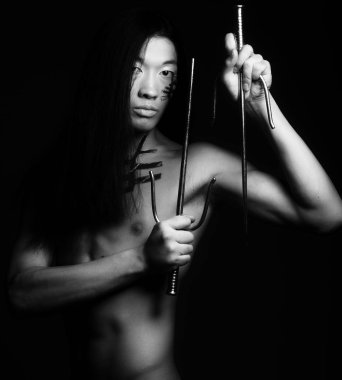 Asyalı çocuk siyah arka plan üzerinde