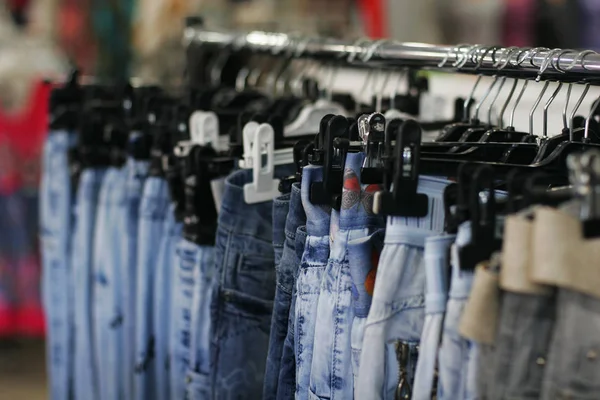 Sorban akasztott blue Jeans az üzletben — Stock Fotó