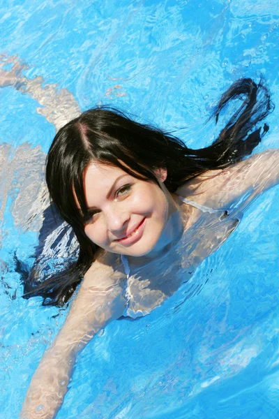 Young woman smiling in a swimming pool — Stock Photo, Image