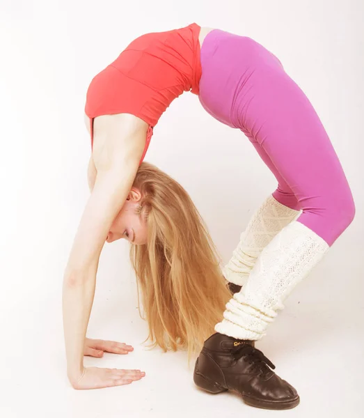 Блондинка в напряженной гимнастической позе — стоковое фото