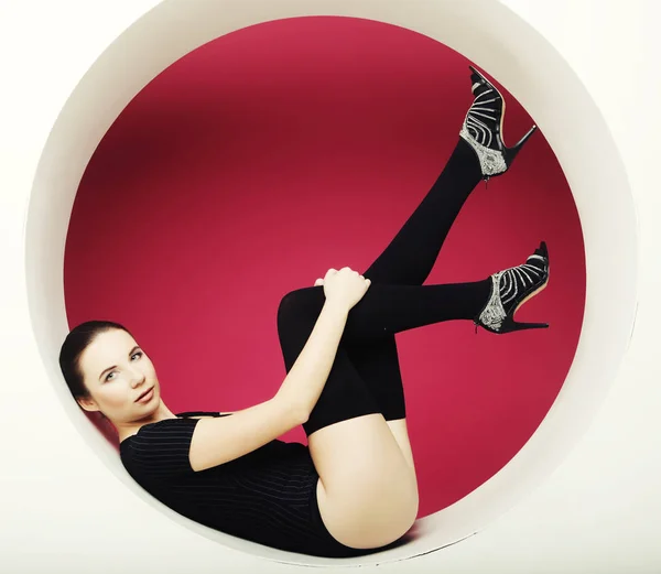 Sexy žena pózuje v kruhu — Stock fotografie