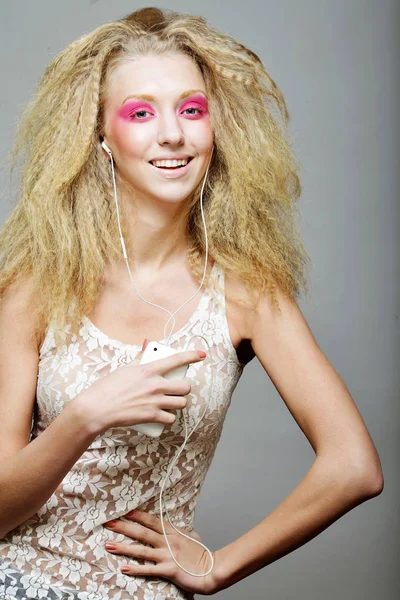 Rubio feliz con maquillaje rosa — Foto de Stock