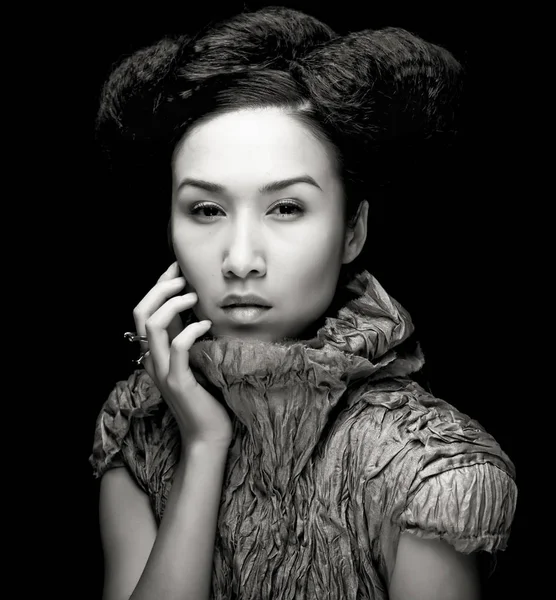 Bella donna asiatica posa in studio . — Foto Stock