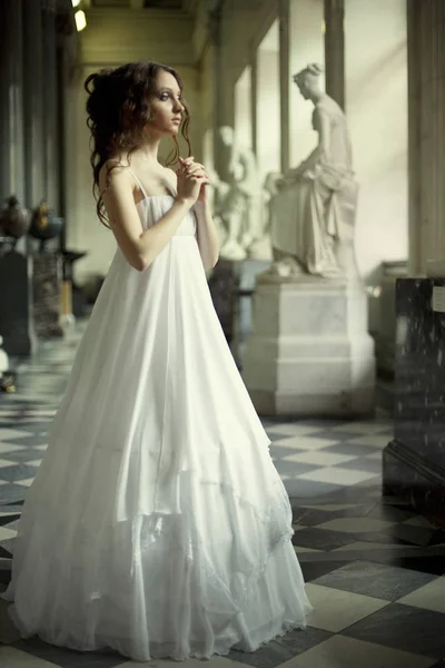 Portrait of a beautiful young victorian lady in white dress — Stock Photo, Image