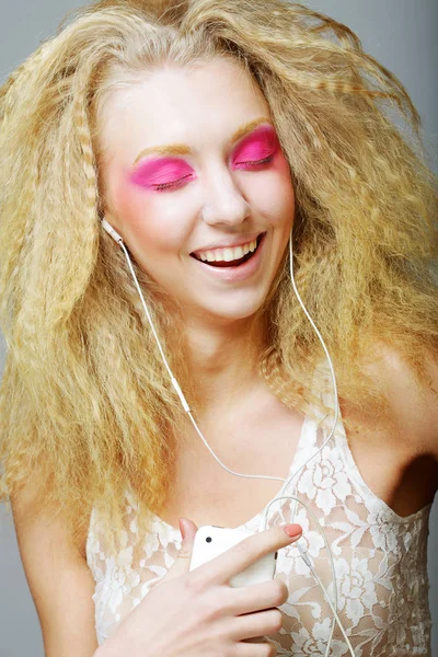 Mujer joven bailando con música en sus auriculares — Foto de Stock