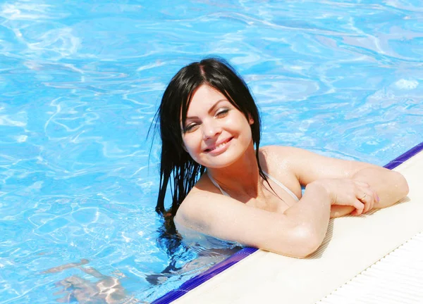 Sexig kvinna i poolen — Stockfoto