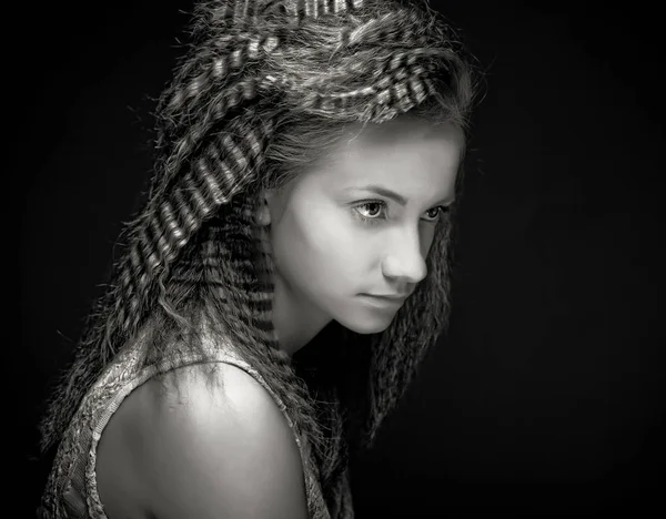 Retrato de uma jovem bonita com cabelo encaracolado — Fotografia de Stock