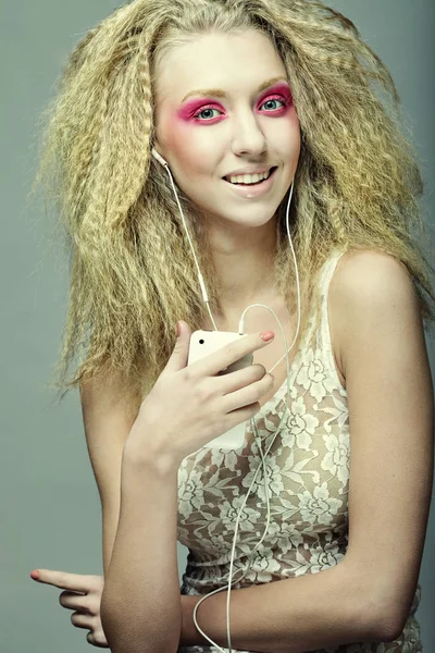 Jeune femme dansant à la musique sur son casque — Photo