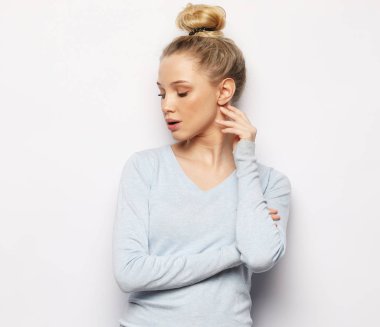 Yaşam tarzı ve insan konsepti - Stüdyoda genç bir kadına karar vermek