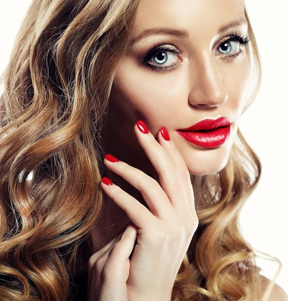 Güzel bir kadın yüzü tatlı uzun sarı saçlı ve canlı kırmızı ruj — Stok fotoğraf