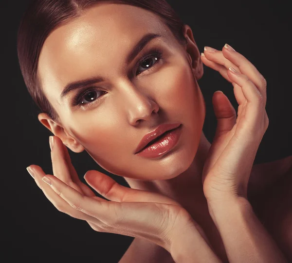 Schönheit Frau Gesicht Porträt. schöne Modell Mädchen mit perfekt frischen sauberen Hautfarbe Lippen rosa. — Stockfoto