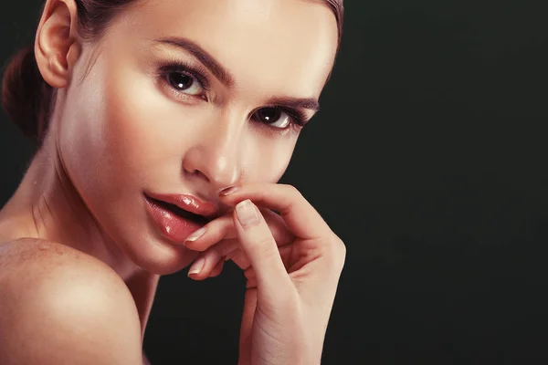 Het gezicht van de vrouw van de schoonheid portret. Mooi model meisje met perfecte frisse schone huid kleur lippen roze. — Stockfoto