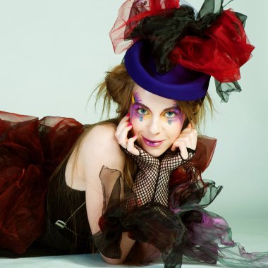 Yaratıcı makyajlı karnaval kıyafetli genç bir manken..