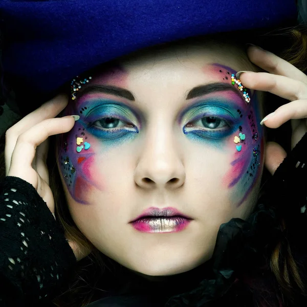 Belle femme en chapeau avec maquillage artistique. — Photo
