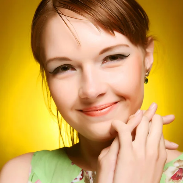 Hermosa Cara Mujer Joven Sobre Fondo Amarillo — Foto de Stock