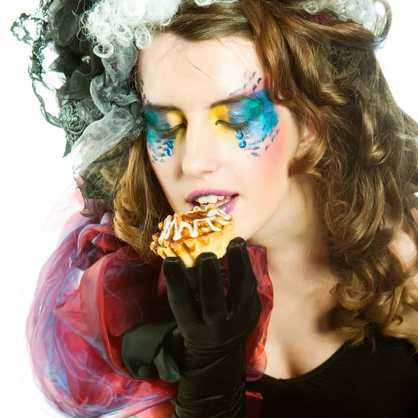 Νεαρή γυναίκα με δημιουργική make-up με κέικ. — Φωτογραφία Αρχείου