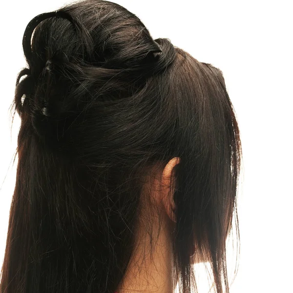Молодая женщина с длинными волосами — стоковое фото