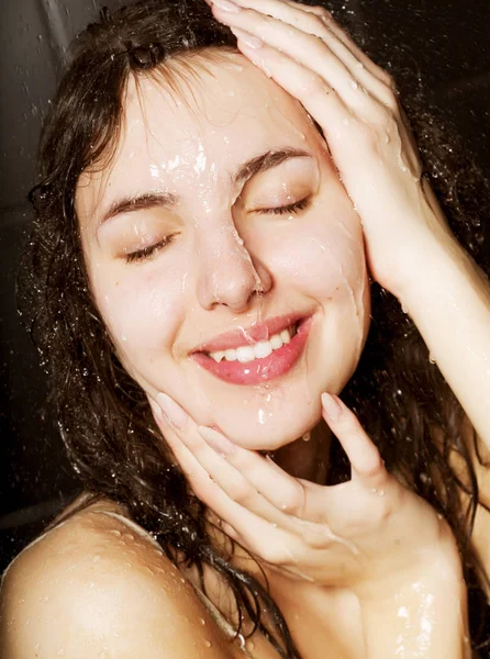 Mädchen unter der Dusche — Stockfoto