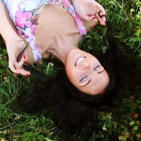 Kız bir çayırda yatıyor. 