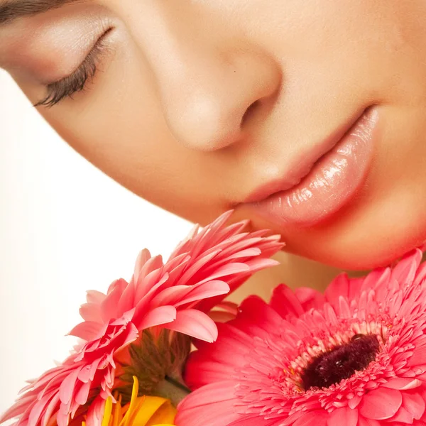 gerber çiçek beyaz zemin üzerine izole kadın 