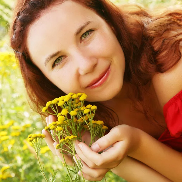 Giovane donna e fiori selvatici. — Foto Stock