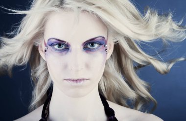 yaratıcı makyaj ile seksi kadın