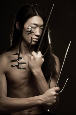 Asyalı çocuk silah ile