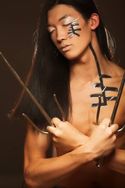 Asyalı çocuk silah ile