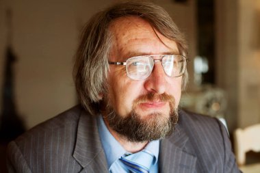 kıdemli yetişkin profesör