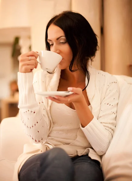 Fêmea segurando uma caneca de café — Fotografia de Stock