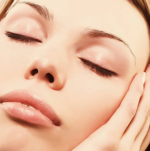 Retrato de mujer fresca y hermosa — Foto de Stock