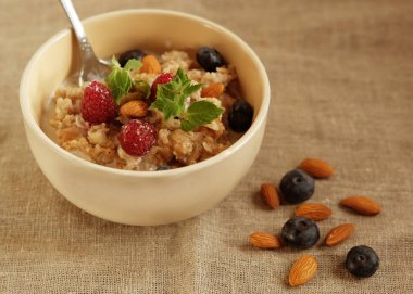 Taze meyve ve fındık ile yulaf ezmesi yakın çekim