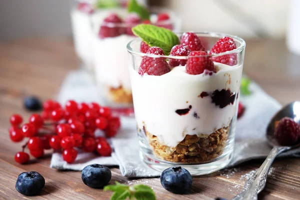 Természetes joghurt friss bogyókkal és müzlivel. Egészséges desszert.. — Stock Fotó