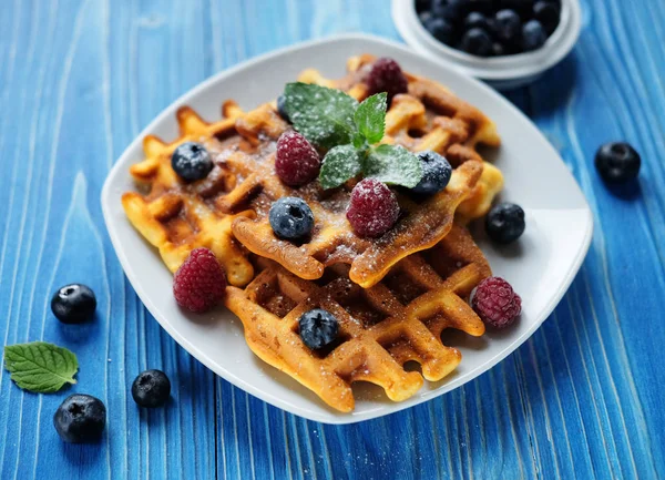 Yaban mersini, ahududu ve ahşap masa üzerine pudra şekeri ile Belçika waffle. — Stok fotoğraf