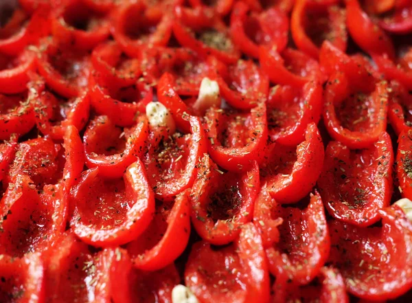 Domates bir fırın tepsisine pişirmeye hazır yalan. Kurutulmuş domates