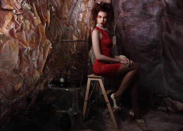 Sensual bela morena mulher posando em vestido vermelho. — Fotografia de Stock