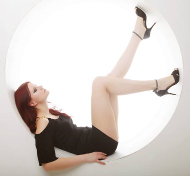 bir daire içinde oturan kız