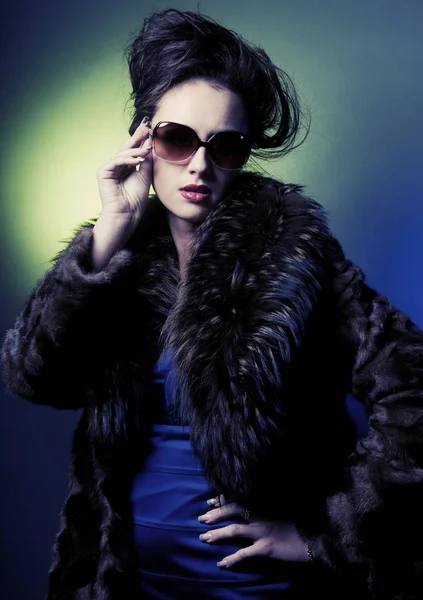 studio poz güneş gözlüğü ile moda bayan