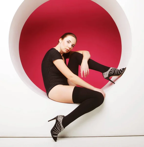 Sexy mujer posando en círculo — Foto de Stock