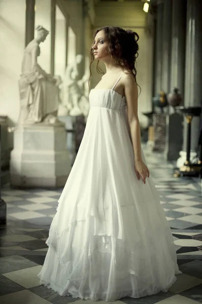 Porträtt av en vacker ung viktorianska dam i vit klänning — Stockfoto