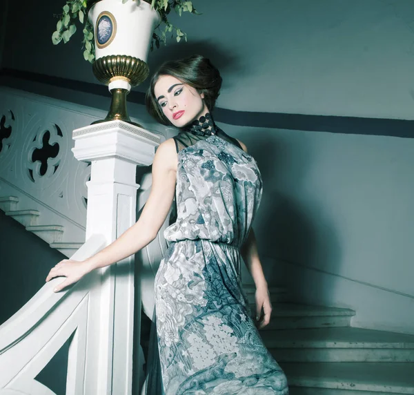 在老式的楼梯上的长礼服优雅女人 — 图库照片