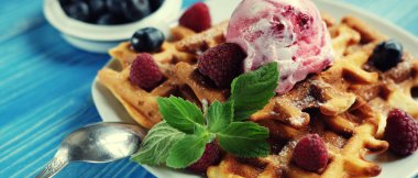 Dondurma ve taze meyveler - ahududu ve yaban mersini ile Belçika Waffle tabak