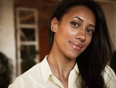 güzel, genç, Afrikalı-Amerikalı bir kadın portresi kapatmak