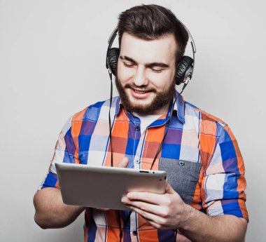 Yaşam tarzı, insan ve eğitim kavramı: audiobook beyaz arka plan üzerinde kulaklık aracılığıyla müzik adam.