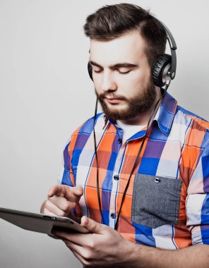 Yaşam tarzı, insan ve eğitim kavramı: audiobook beyaz arka plan üzerinde kulaklık aracılığıyla müzik adam.