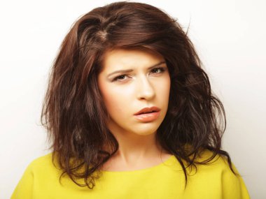 Genç kadın l kameraya beyaz arka plan üzerinde seyir.