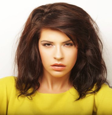 Genç kadın l kameraya beyaz arka plan üzerinde seyir.