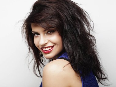 Genç kadın l kameraya beyaz arka plan üzerinde seyir.