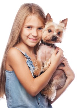 Mutlu kız güzel yorkshire terrier köpeği holding.