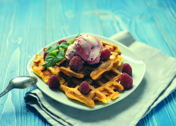 벨기에 와플 아이스크림와 푸른 나무 배경 위에 신선한 딸기 접시 — 스톡 사진